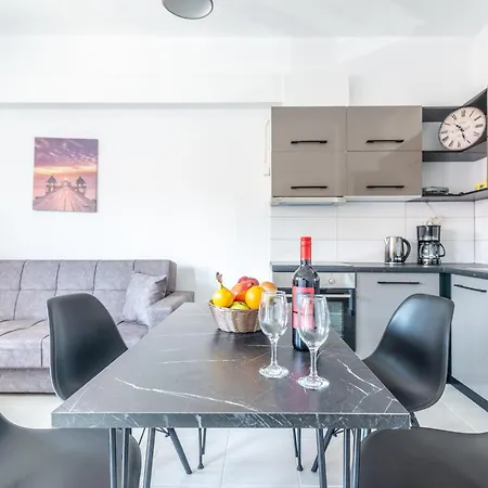 Modern Renovated For Relax דירה